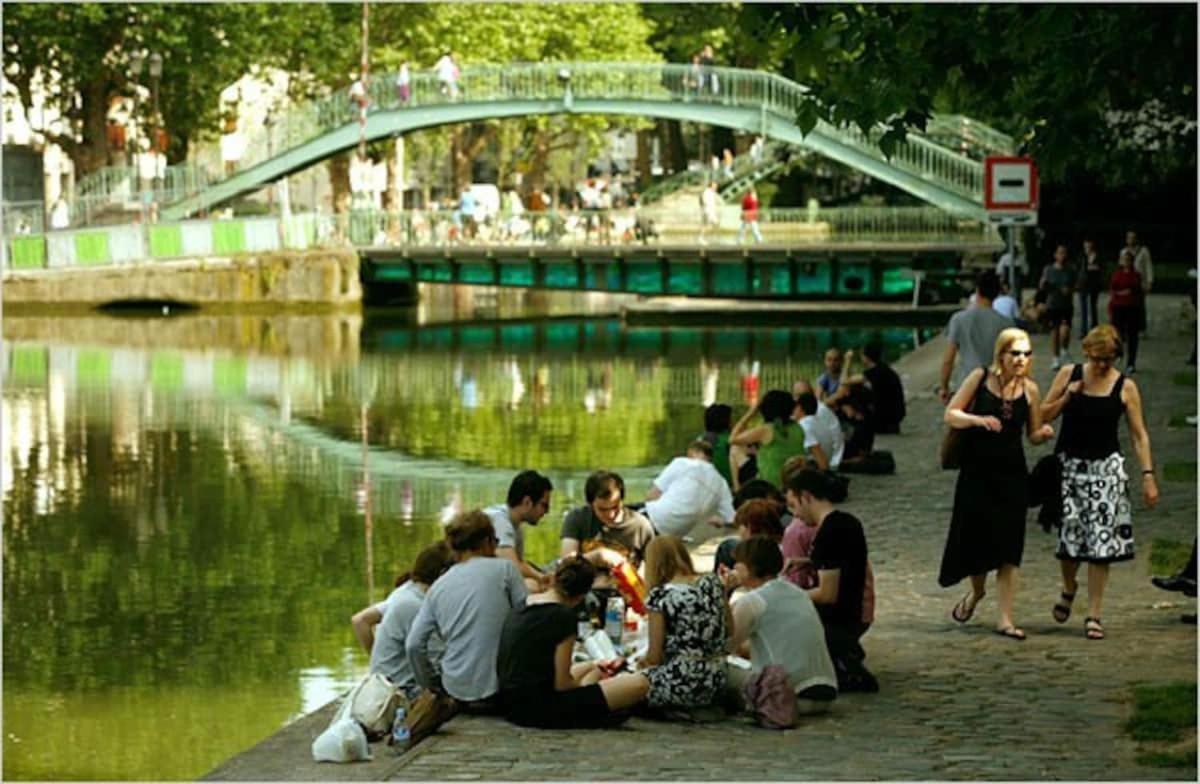 Charmante studette Paris Canal Saint Martin Extérieur photo